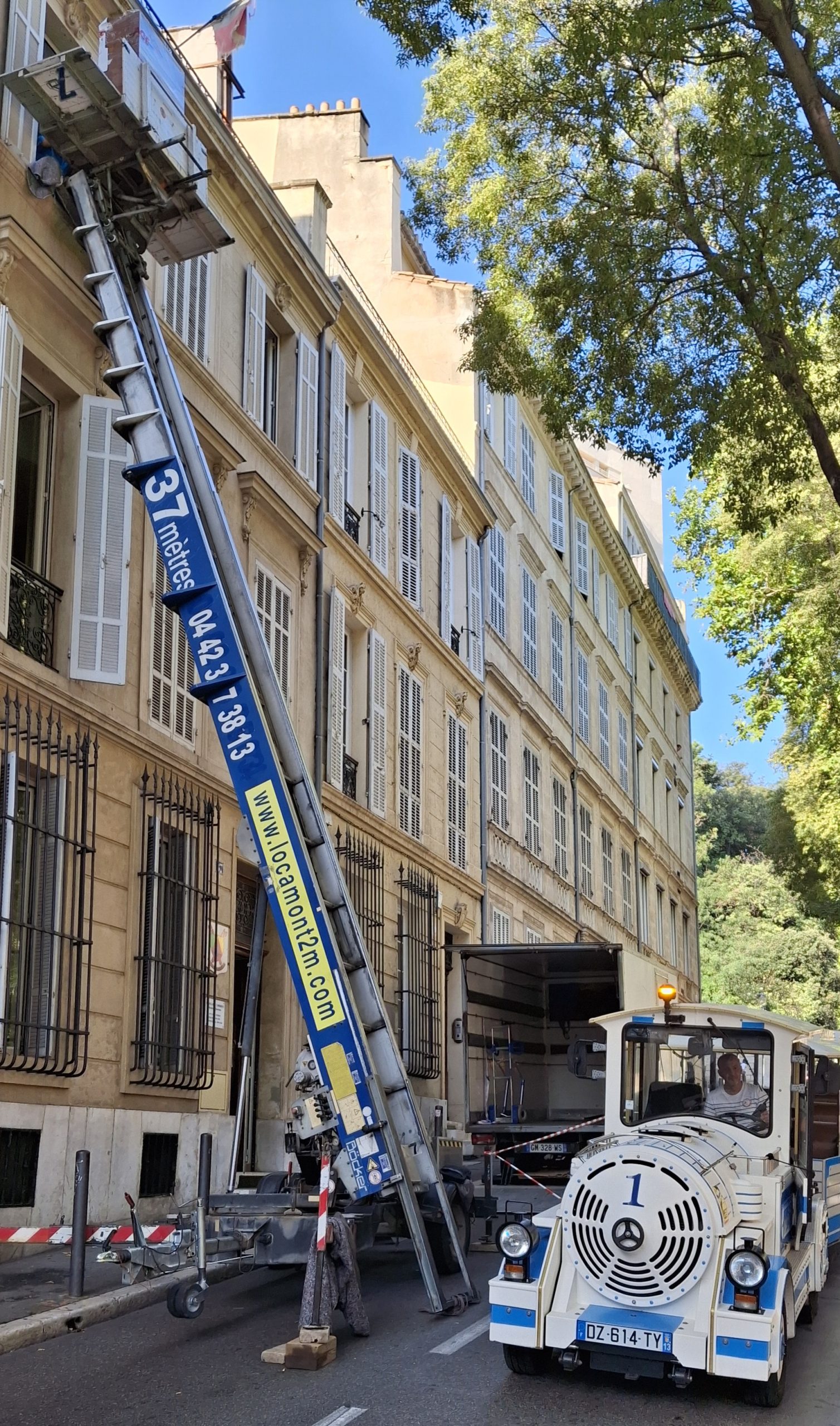 Location de monte-meuble à Marseille pour déménagement en étage - Locamont
