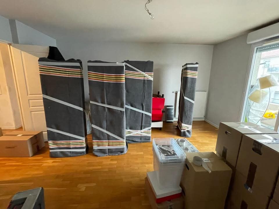 Camion Locamont Déménagement Marseille — Siège 15ème arrondissement